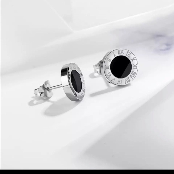 🆕 Roman Numeral Stud Earrings - Picture 1 of 4